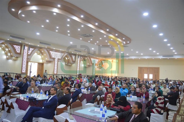 بالصور.."نصر" و"جامع" يكرمان 22 متدربًا خلال مؤتمر الشباب للعمل الحر بكفر الشيخ