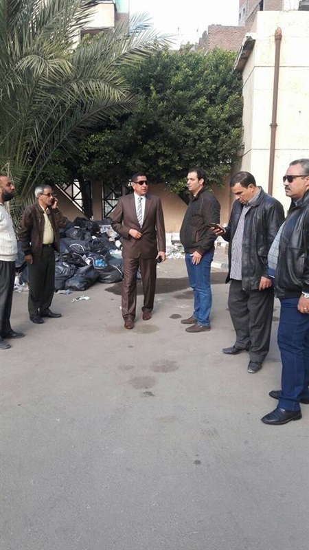 رئيس حي غرب يتعاقد مع شركة نهضة مصر للتخلص من النفايات بمحيط مستشفى القباري 