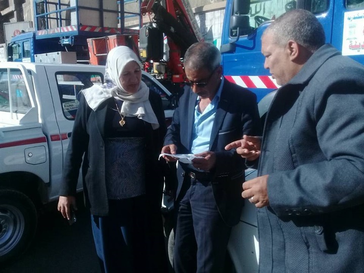رئيس حي غرب يتعاقد مع شركة نهضة مصر للتخلص من النفايات بمحيط مستشفى القباري 