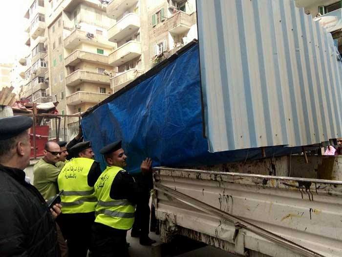 قوة أمنية مكبرة لإزالة الإشغالات وعربات الباعة الجائلين بمنطقة فيكتوريا بالأسكندرية  