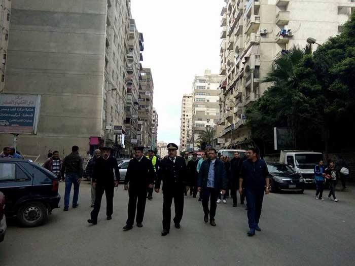 قوة أمنية مكبرة لإزالة الإشغالات وعربات الباعة الجائلين بمنطقة فيكتوريا بالأسكندرية  