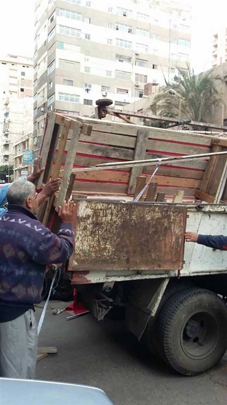 قوة أمنية مكبرة لإزالة الإشغالات وعربات الباعة الجائلين بمنطقة فيكتوريا بالأسكندرية  