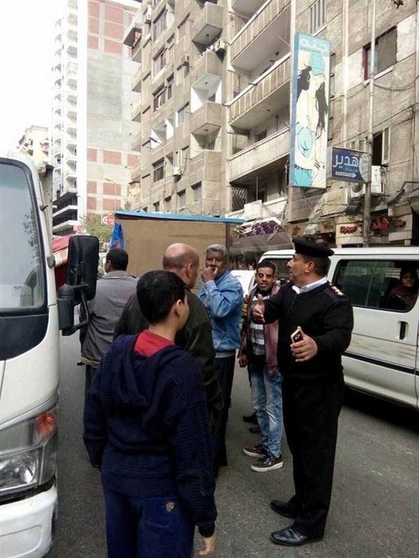 قوة أمنية مكبرة لإزالة الإشغالات وعربات الباعة الجائلين بمنطقة فيكتوريا بالأسكندرية  