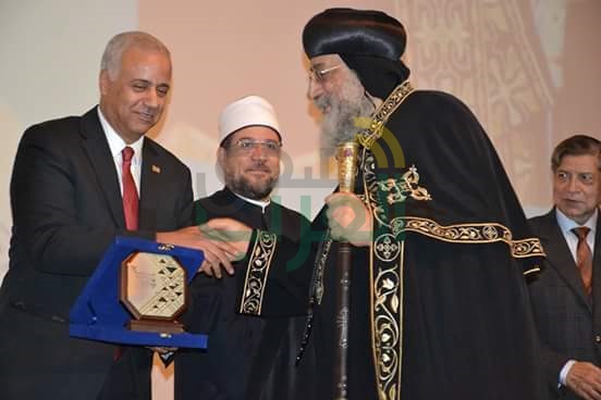 جامعة الاسكندرية تكرم عدد من الشخصيات العامة والوزراء ورواد الفن والعلم 