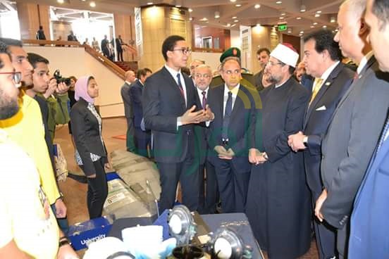 جامعة الاسكندرية تكرم عدد من الشخصيات العامة والوزراء ورواد الفن والعلم 