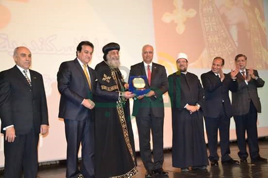 جامعة الاسكندرية تكرم عدد من الشخصيات العامة والوزراء ورواد الفن والعلم 
