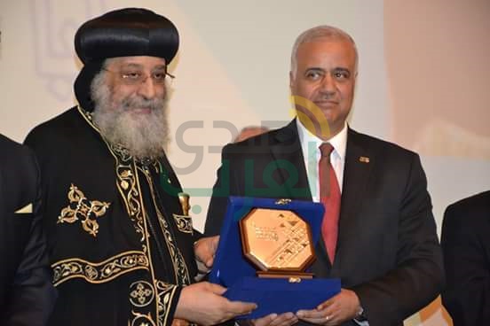 جامعة الاسكندرية تكرم عدد من الشخصيات العامة والوزراء ورواد الفن والعلم 