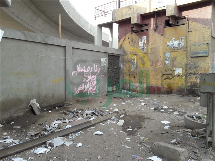 بالصور.. تكسير سور مزلقان السكة الحديد بعزبة السوق ببنها