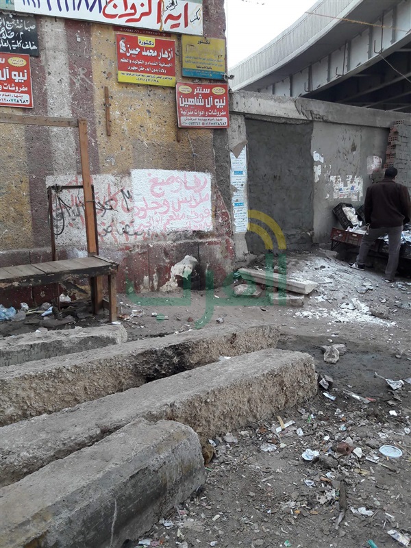 بالصور.. تكسير سور مزلقان السكة الحديد بعزبة السوق ببنها