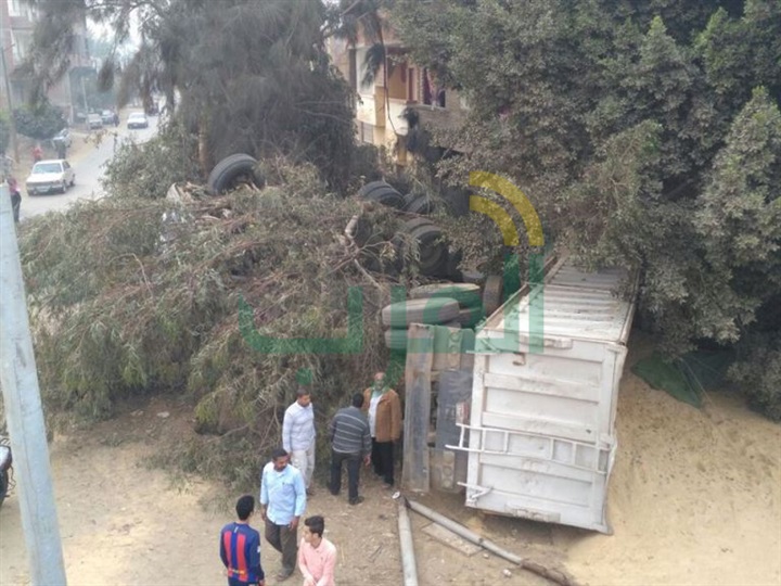 بالصور.. العناية الإلهية تنقذ منزل إثر انقلاب سيارة نقل بشبين القناطر  