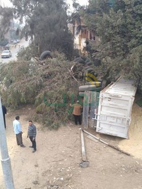 بالصور.. العناية الإلهية تنقذ منزل إثر انقلاب سيارة نقل بشبين القناطر  