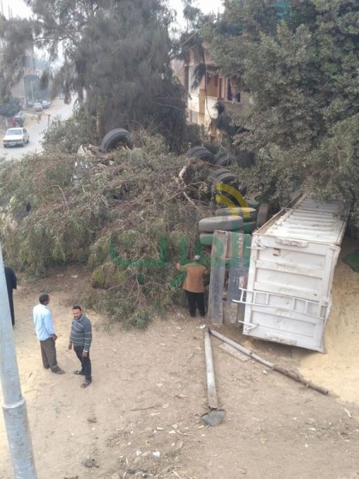 بالصور.. العناية الإلهية تنقذ منزل إثر انقلاب سيارة نقل بشبين القناطر  