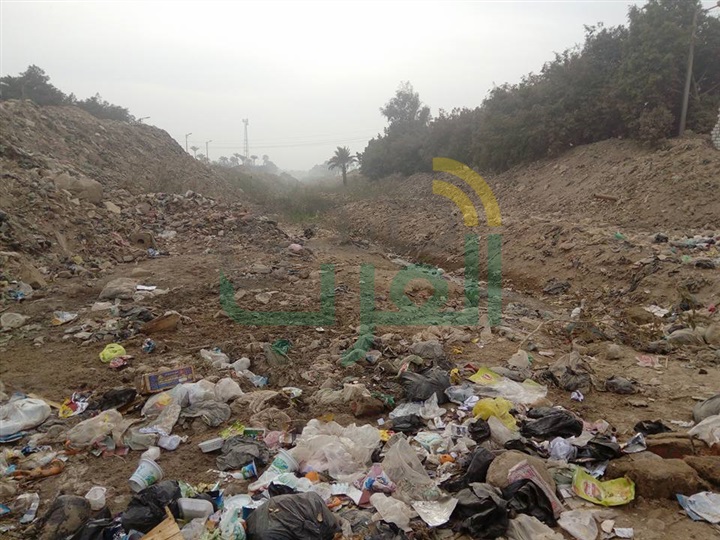 مركز الصف مهدد بالغرق وسقوط ضحايا بسبب انهيار جسر مخر السيل وامتلائه بالقمامة