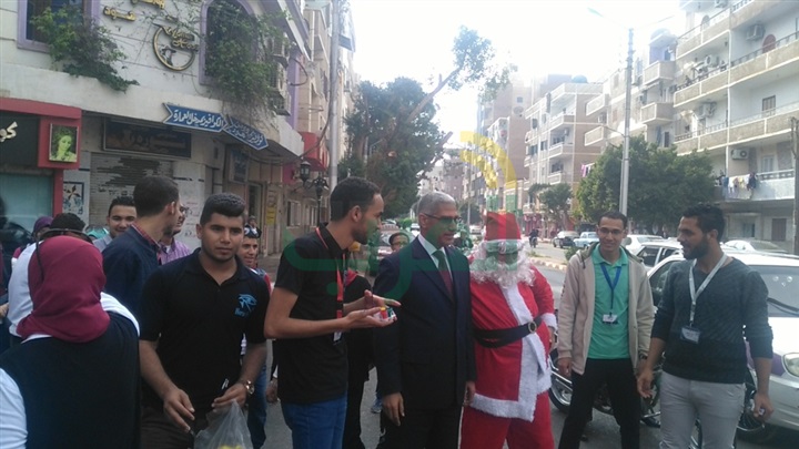 طلاب إعلام قنا يرتدون ملابس البابا نويل ويتجولون في الشوارع