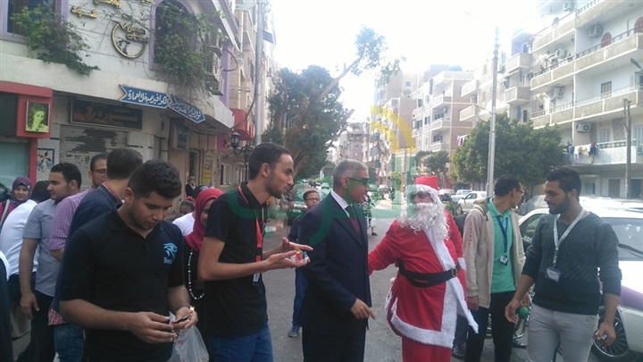 طلاب إعلام قنا يرتدون ملابس البابا نويل ويتجولون في الشوارع