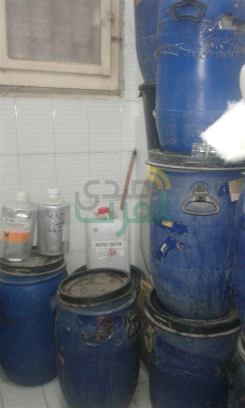 ضبط مصنع لإنتاج عطور تسبب "سرطان" بالجيزة