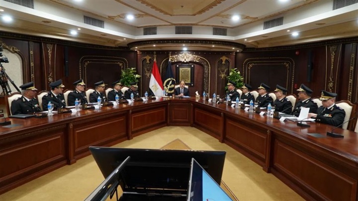 وزير الداخلية يوجه برفع الحالة الأمنية للدرجة القصوى