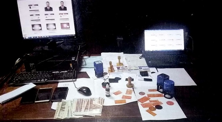 ضبط المتهمين بتزوير المحررات والأختام الحكومية بالهرم 