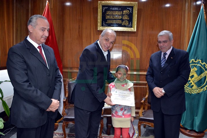 محافظ القليوبية يكرم طالبتي فائزين ببطولة ألعاب القوى