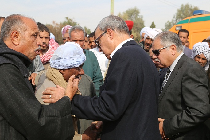 بالصور.. محافظ قنا يتقدم جنازة شهيد القوات المسلحة 
