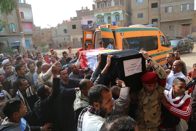 بالصور.. محافظ قنا يتقدم جنازة شهيد القوات المسلحة 