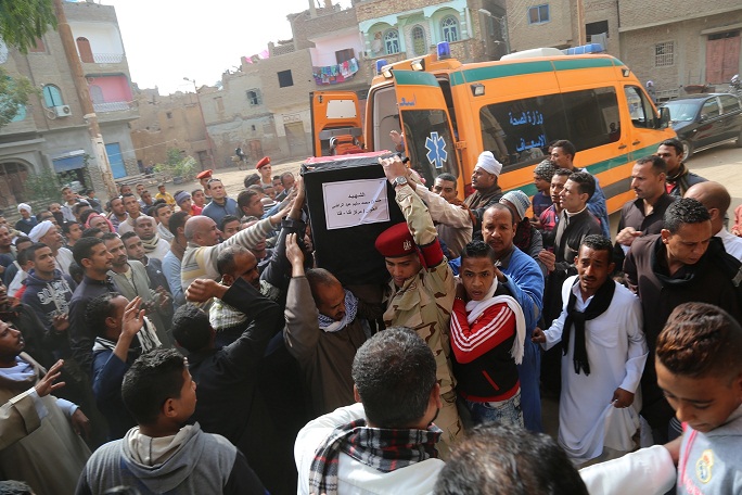 بالصور.. محافظ قنا يتقدم جنازة شهيد القوات المسلحة 