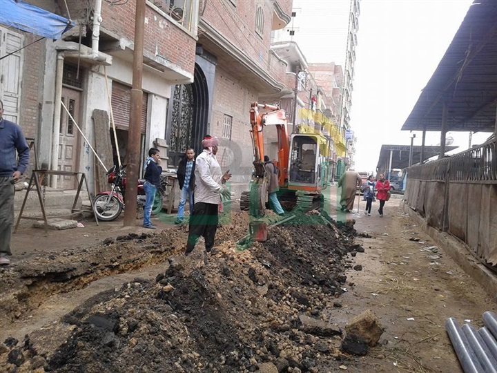 بالصور.. إحلال وتجديد مواسير المياه في فوة بكفر الشيخ