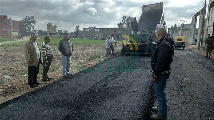 بالصور.. استكمال أعمال رصف طريق الدلتا القديم في دسوق