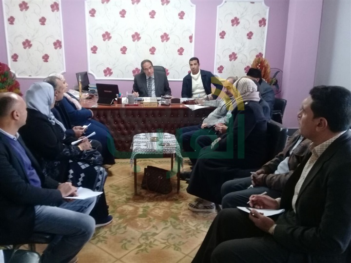 "المرسى" يجتمع بمديرى الإدارات بمركز ومدينة كفر البطيخ   