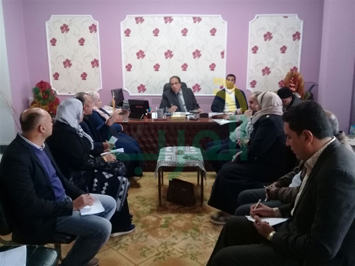 "المرسى" يجتمع بمديرى الإدارات بمركز ومدينة كفر البطيخ   