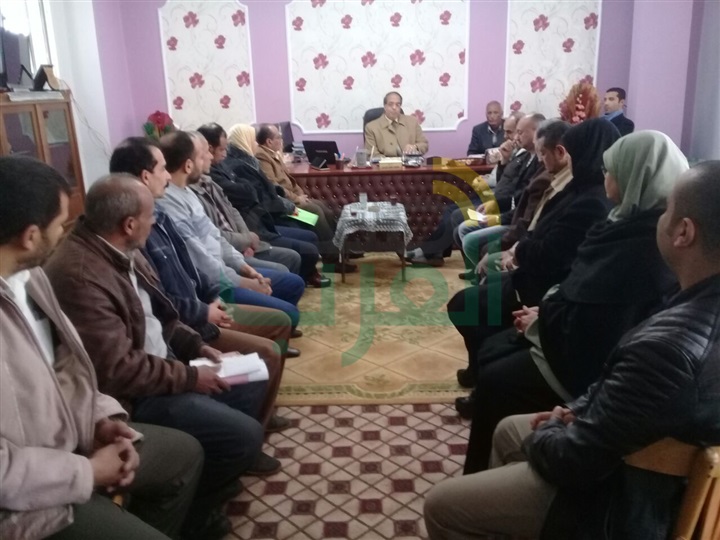 "المرسى" يجتمع بمديرى الإدارات بمركز ومدينة كفر البطيخ   