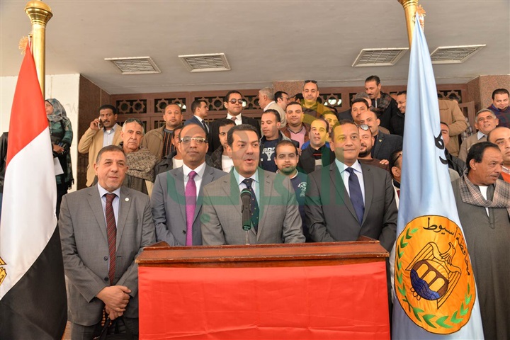 محافظ أسيوط يطلق إشارة البدء لتوزيع 10 آلاف بطانية ضمن مبادرة "شتاء بلا برد" 