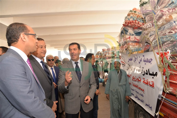محافظ أسيوط يطلق إشارة البدء لتوزيع 10 آلاف بطانية ضمن مبادرة "شتاء بلا برد" 