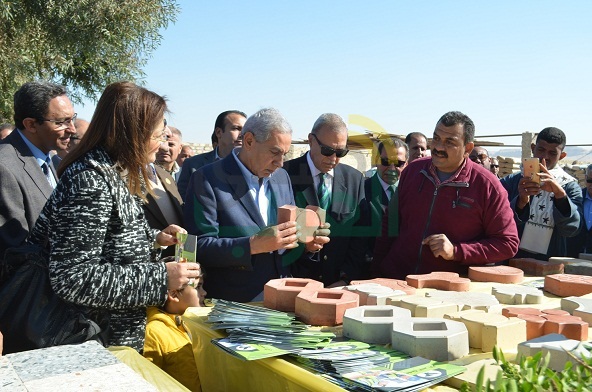 وزيرىّ الصناعة والتخطيط يتفقدوا عدد من المشروعات بمنطقتي "هو" و"الكلاحين" الصناعيتين وزيرىّ الصناعة والتخطيط يتفقدوا عدد من المشروعات بمنطقتي "هو" و"الكلاحين" الصناعيتين