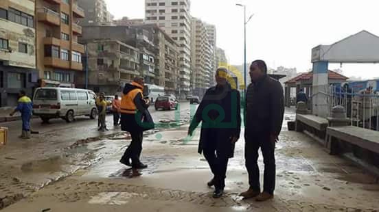 عمل مصد بطريق الكورنيش تحسبًا لارتفاع الموج خلال النوات بالمنتزه ثان