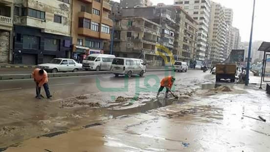 عمل مصد بطريق الكورنيش تحسبًا لارتفاع الموج خلال النوات بالمنتزه ثان