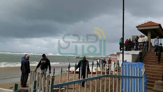 عمل مصد بطريق الكورنيش تحسبًا لارتفاع الموج خلال النوات بالمنتزه ثان