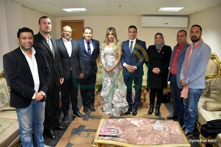 سفير الإمارات بالقاهرة يحضر عرض "فرصة سعيدة" لأحمد بدير وإيمان أبو طالب سفير الإمارات بالقاهرة يحضر عرض "فرصة سعيدة" لأحمد بدير وإيمان أبو طالب