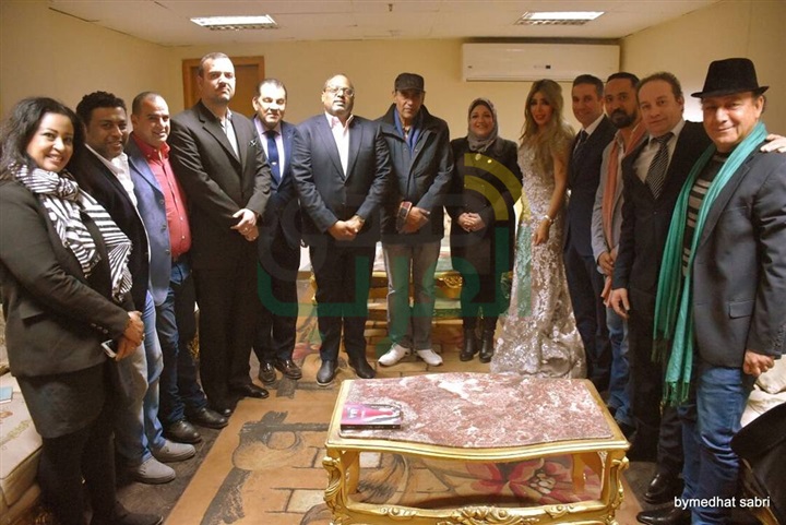 سفير الإمارات بالقاهرة يحضر عرض "فرصة سعيدة" لأحمد بدير وإيمان أبو طالب سفير الإمارات بالقاهرة يحضر عرض "فرصة سعيدة" لأحمد بدير وإيمان أبو طالب