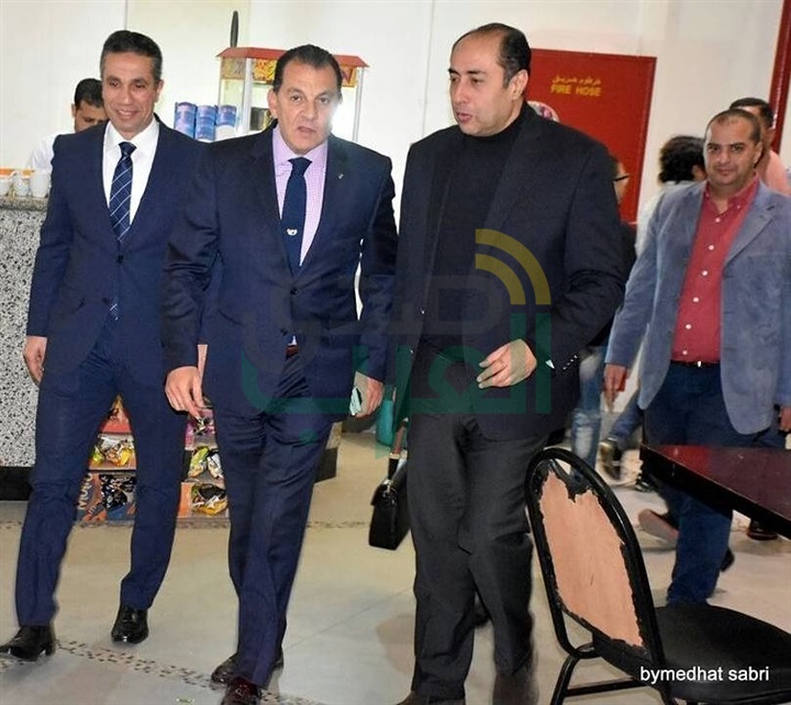 سفير الإمارات بالقاهرة يحضر عرض "فرصة سعيدة" لأحمد بدير وإيمان أبو طالب