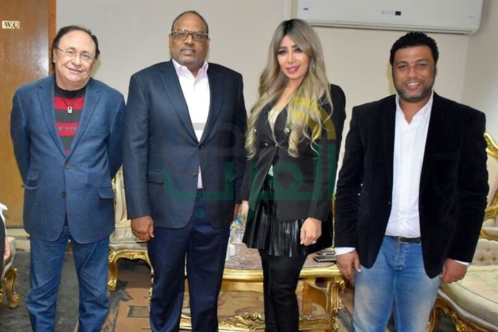 سفير الإمارات بالقاهرة يحضر عرض "فرصة سعيدة" لأحمد بدير وإيمان أبو طالب