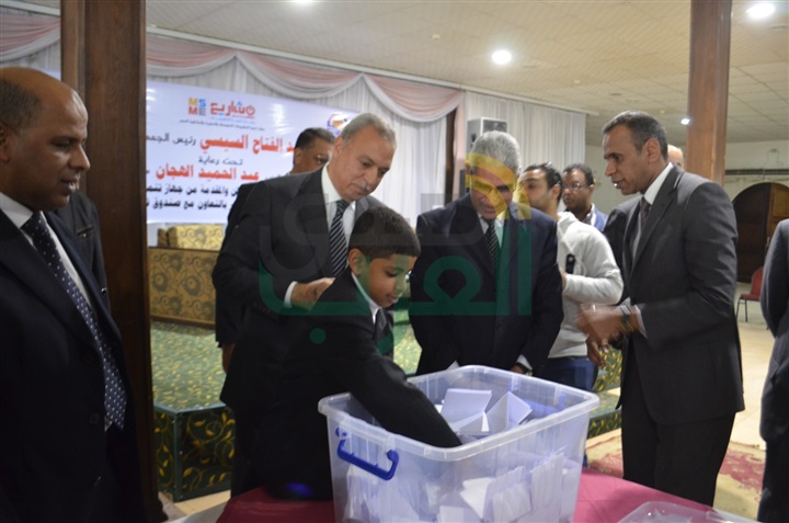 الهجان: يشهد إجراء القرعة العلنية لتسليم 16 سيارة ربع نقل للشباب بقنا 