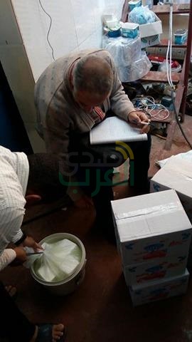 ضبط مواد غذائية فاسدة داخل سيارة شركة مشهورة بكفر الشيخ