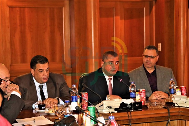 بالصور.. جريدة الجمهورية تمنح محافظ كفر الشيخ "درع التميز" 
