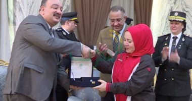 "الداخلية" تدعم الأبطال الرياضيين وتكرم بطلتى سباحة