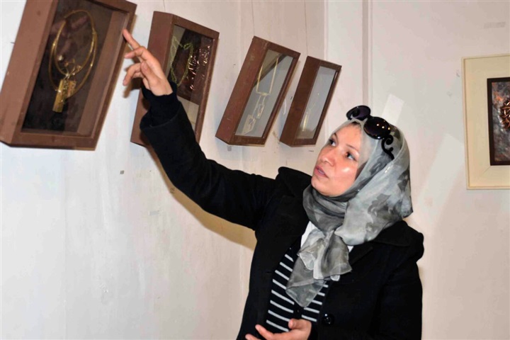 عميد كلية التربية الفنية بحلوان تفتتح معرض الفنانة إنجى درويش  