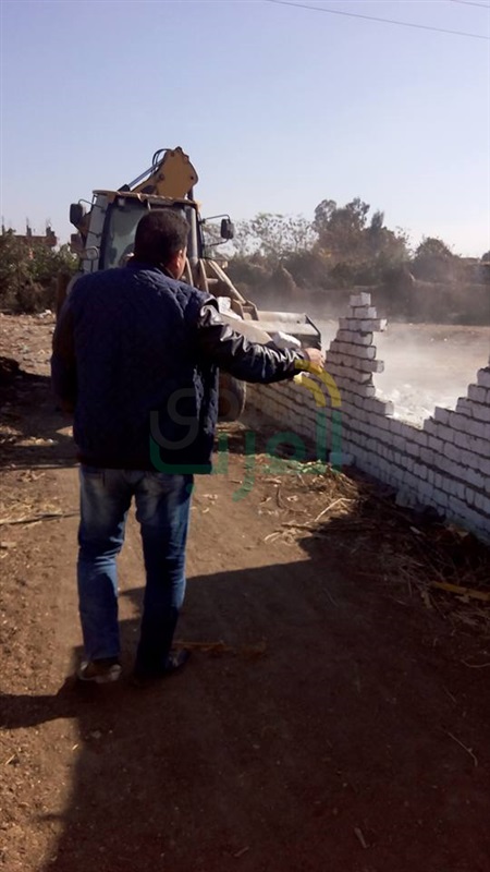 إزالة 15 حالة تعدى على الأراضى الزراعية ببنها