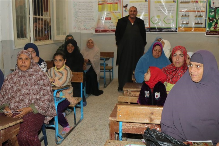 بالصور..محافظ كفر الشيخ يتابع فصول الحملة القومية لمحو الأمية بالقرى 
