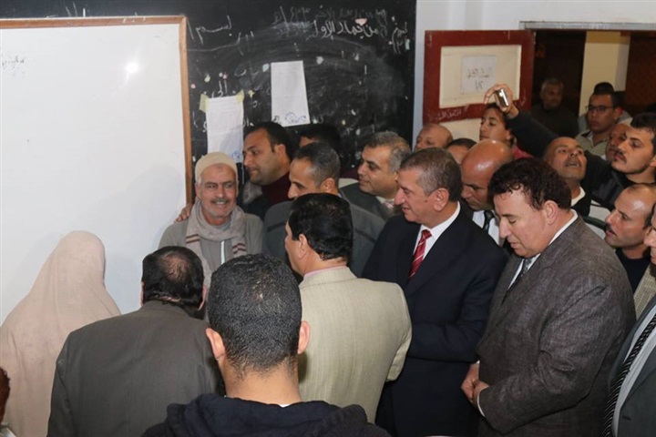 بالصور..محافظ كفر الشيخ يتابع فصول الحملة القومية لمحو الأمية بالقرى 