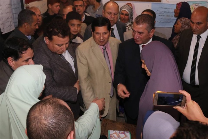 بالصور..محافظ كفر الشيخ يتابع فصول الحملة القومية لمحو الأمية بالقرى 